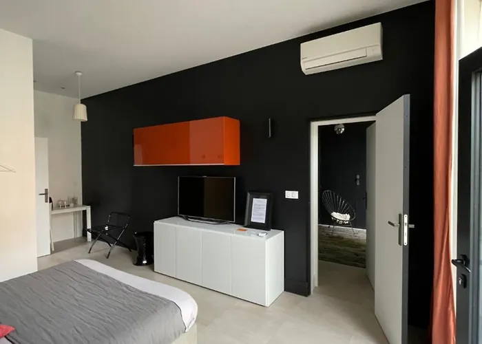 Le Clos De La Pomponnette Bed & Breakfast 4*