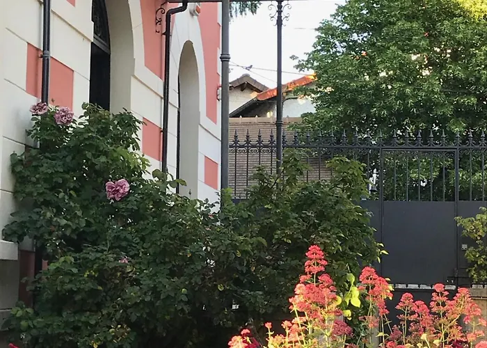 Le Clos De La Pomponnette Bed & Breakfast 4*